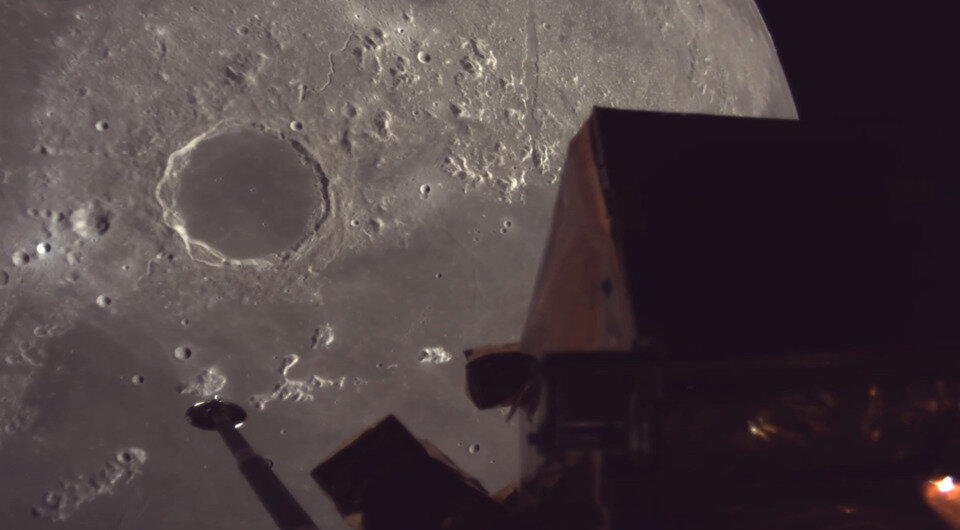 А вот сфоткать поверхность Луны перед посадкой он успел.