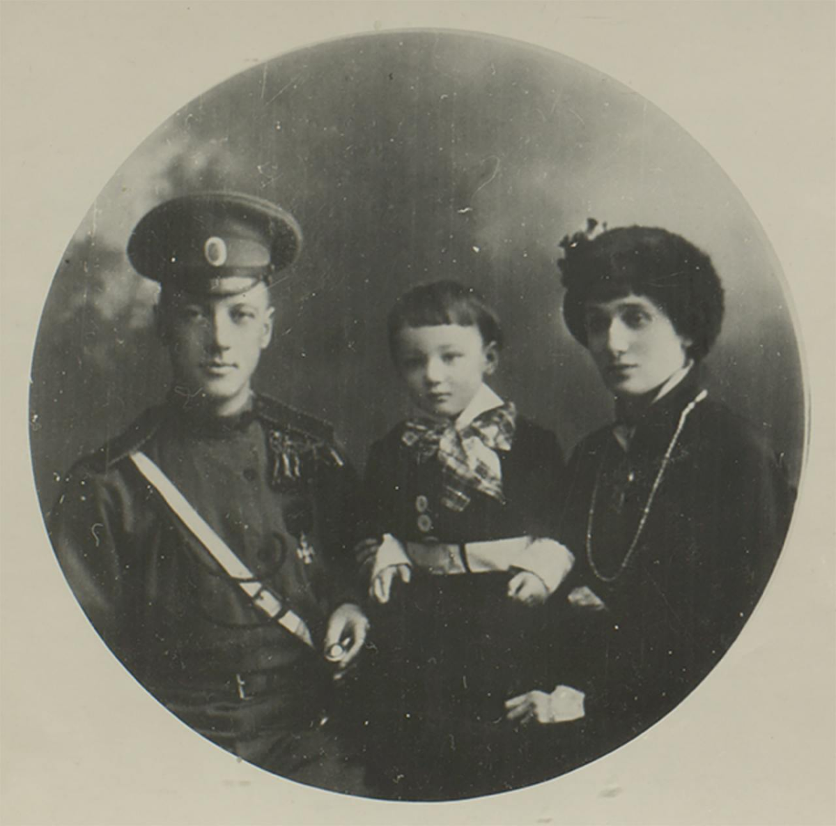 Анна Ахматова и Николай Гумилев с сыном Львом. 1915 год