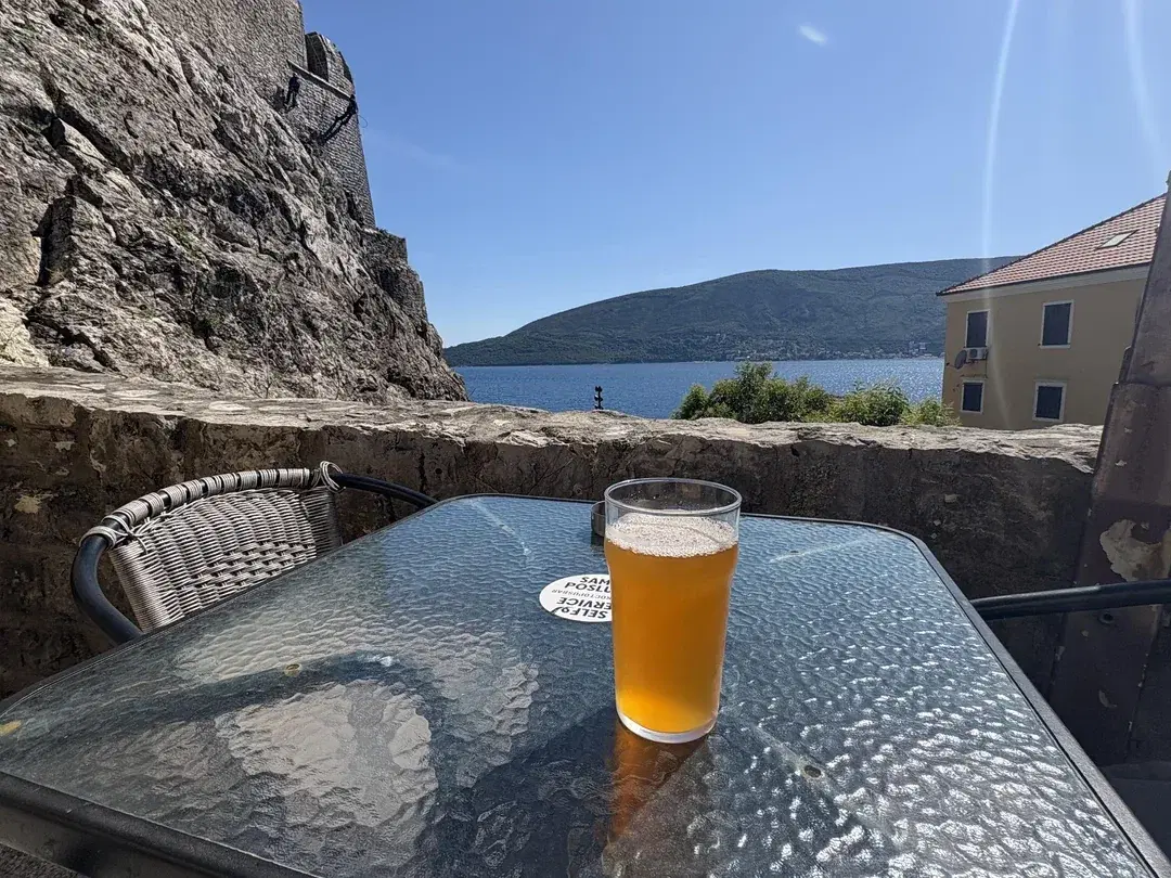 Пивоварня Polako Brewing Co, Hop Fall APA в баре «Пьяный осьминог» в Херцег-Нови, Черногория