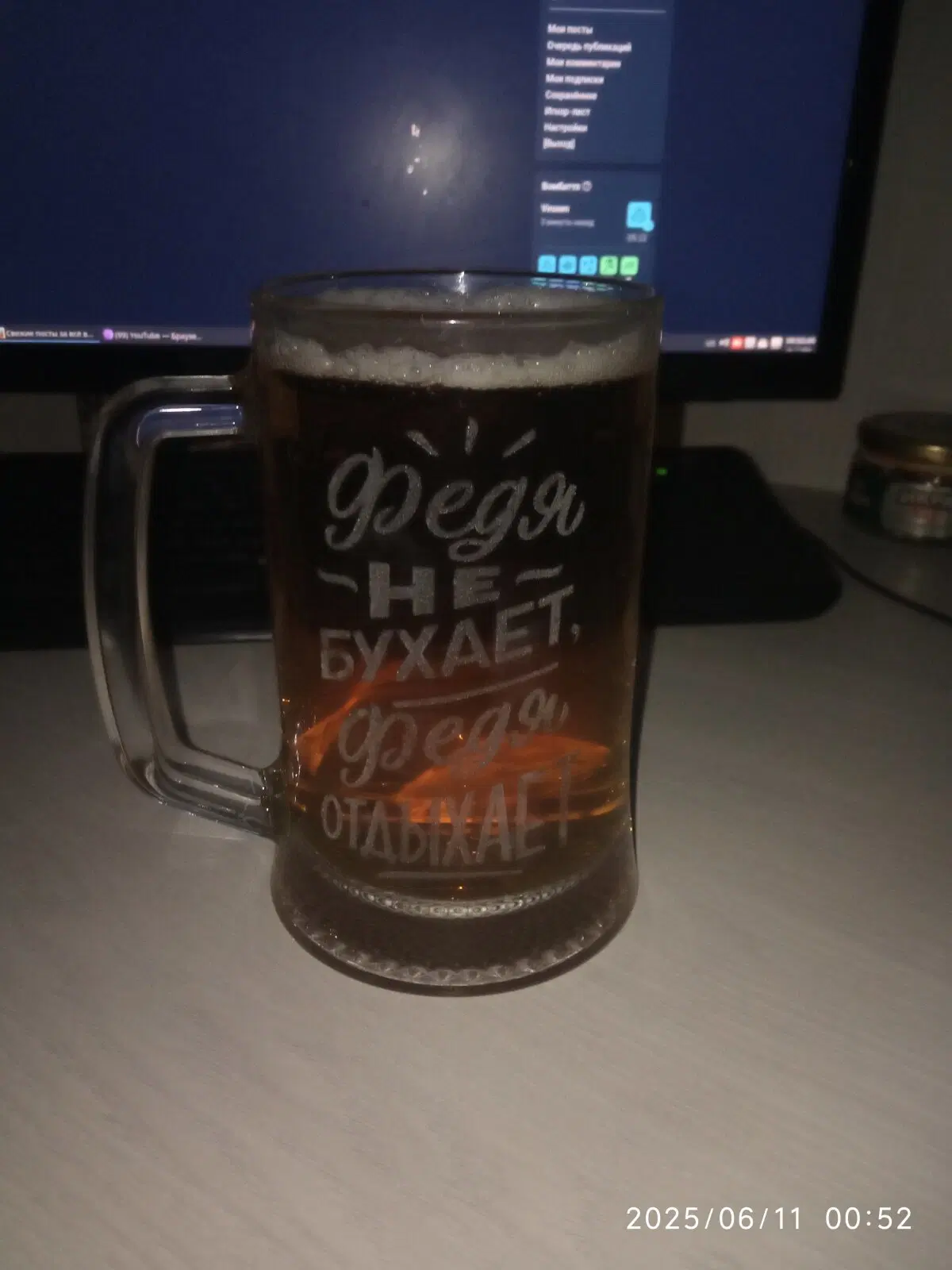 Сорри за качество моего тапка и выпивших рук. Внутри Löwenbräu синий
