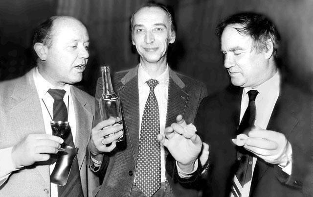 Путешественник, телеведущий Юрий Сенкевич, поэт Александр Иванов и ученый Сергей Капица соображают на троих. Москва, СССР, 13 января 1989 года.