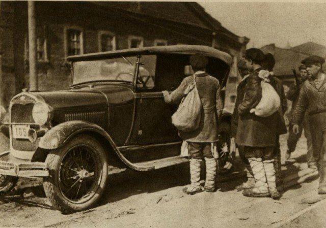 Крестьяне осматривают американский автомобиль «Форд». Фотография Н.Капелюша. СССР, 1930 год
