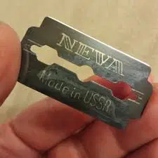 У каждого мужика есть шрам на указательном пальце левой руки. Откуда мой?