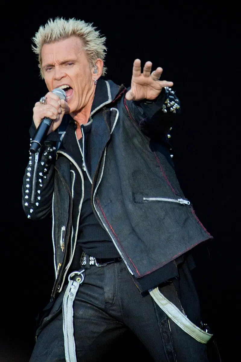 Вот вам портрет Билли Айдола (англ. Billy Idol) Ну как портрет, фотка из этих ваших энтернетов.