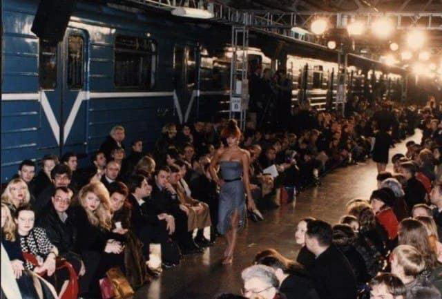 Показ новой коллекции "Givenchy" в московском метро, 1997 год.