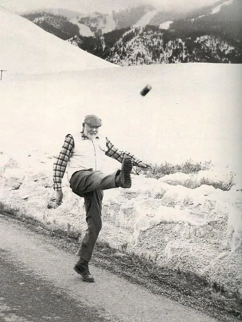 Пьяненький Эрнест Хемингуэй пинает пустую пивную банку, 1959 год.