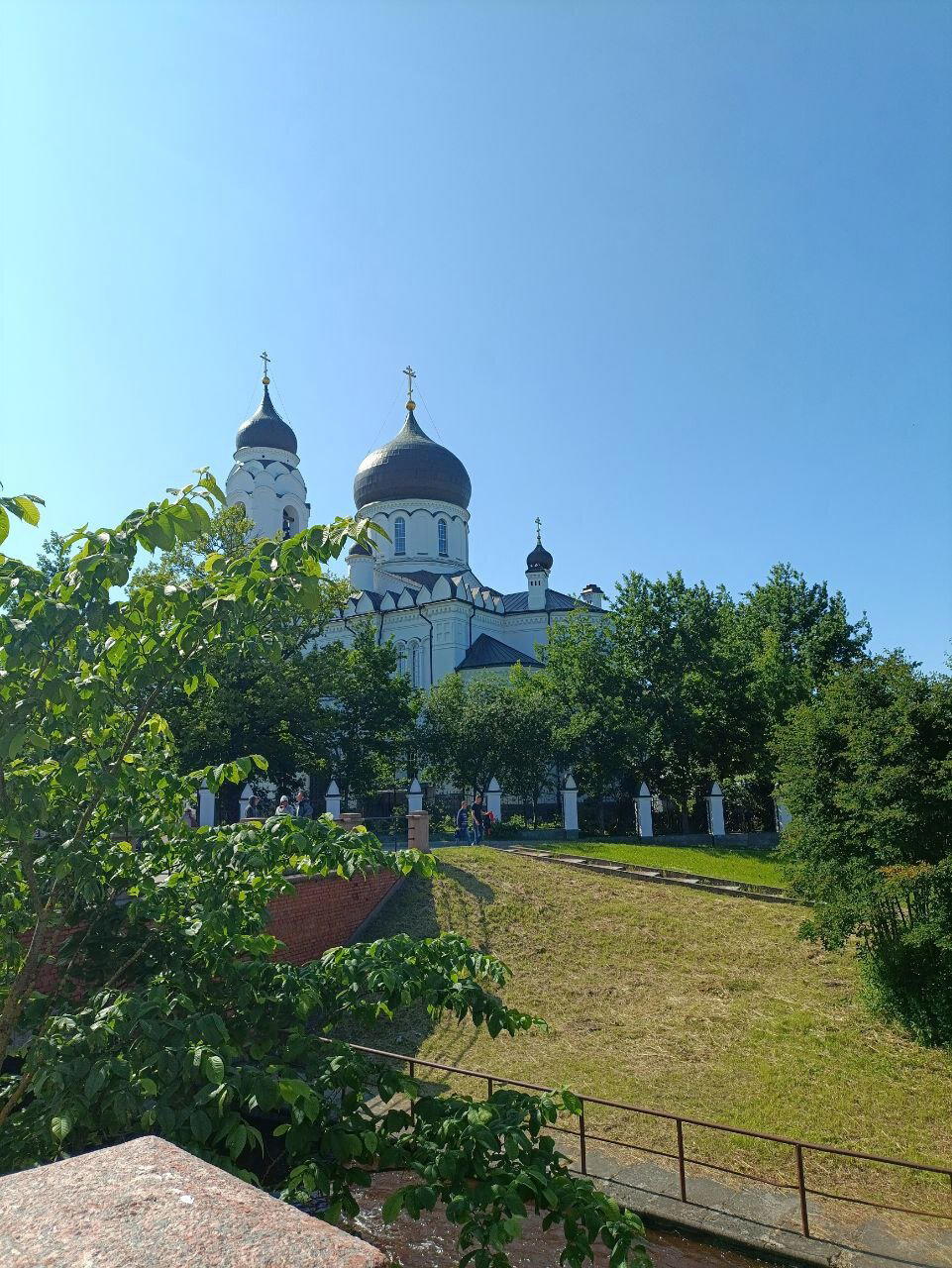 Улыбка сбежала от каменного лица. Мы нашли её через 100 км. Фото. Пейзажи.