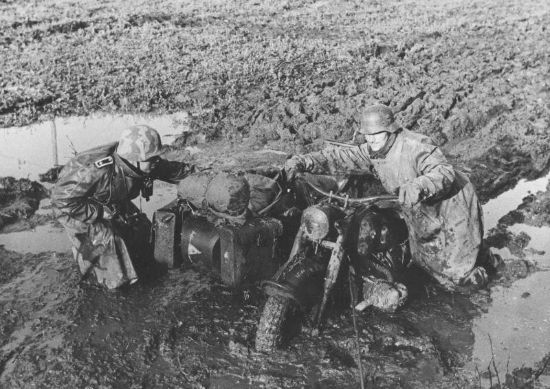 Немецкие солдаты выталкивают из грязи мотоцикл BMW R75 в районе Дона, 1943 год.
