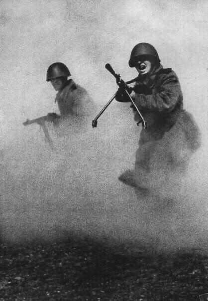 Фотография сделанная в 1943 году и ставшая символом мужества и героизма советских солдат