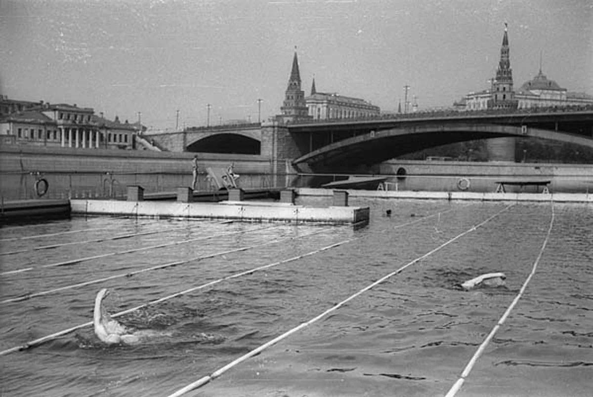 Бассейн в Москве-реке, 1938 год.