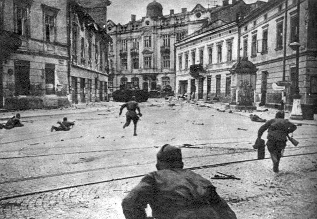 Советские солдаты в бою на улицах Львова. 1944 год