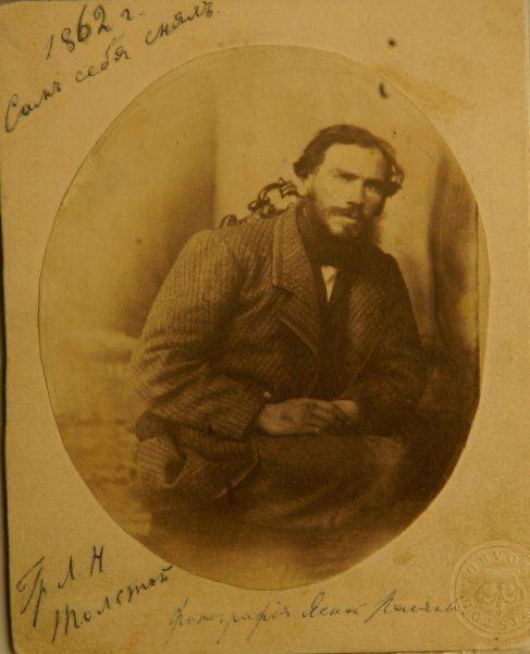 Селфи 34-летнего Льва Толстого, сделанное еще в середине 19 века (1862 год) и снабженное его личной подписью: «Сам себя снялъ».
