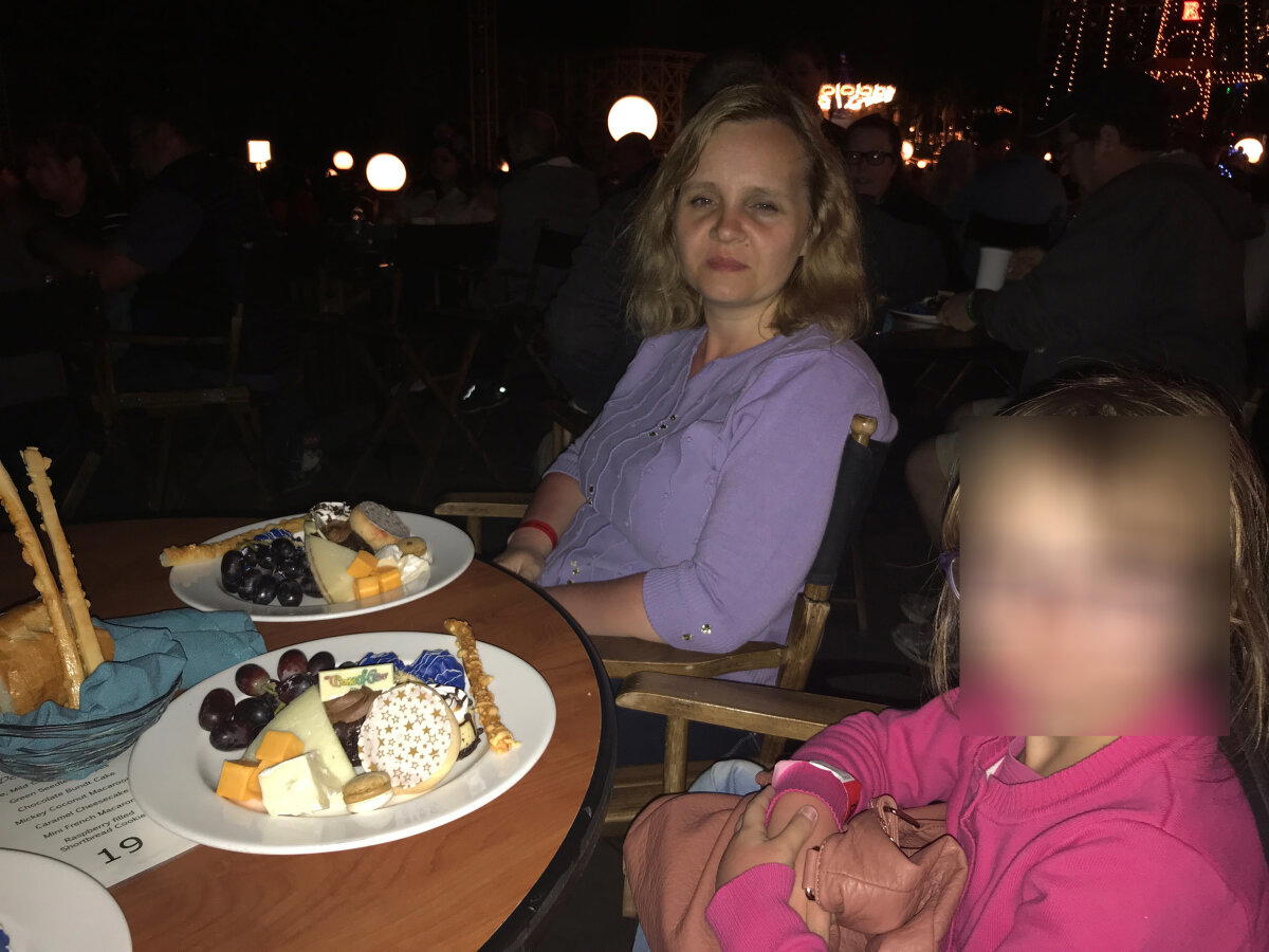 Угощение в Диснейленде для особо одарённых. Дочку заблюрила, ибо очень уж сильно обгорели щёки и нос.