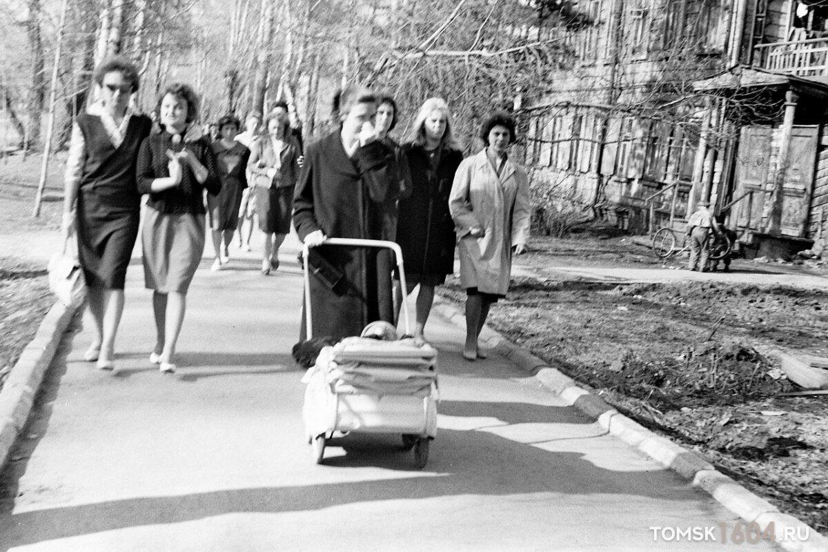 Майский день 1961 г. на аллее пр. Ленина напротив Университетской рощи.