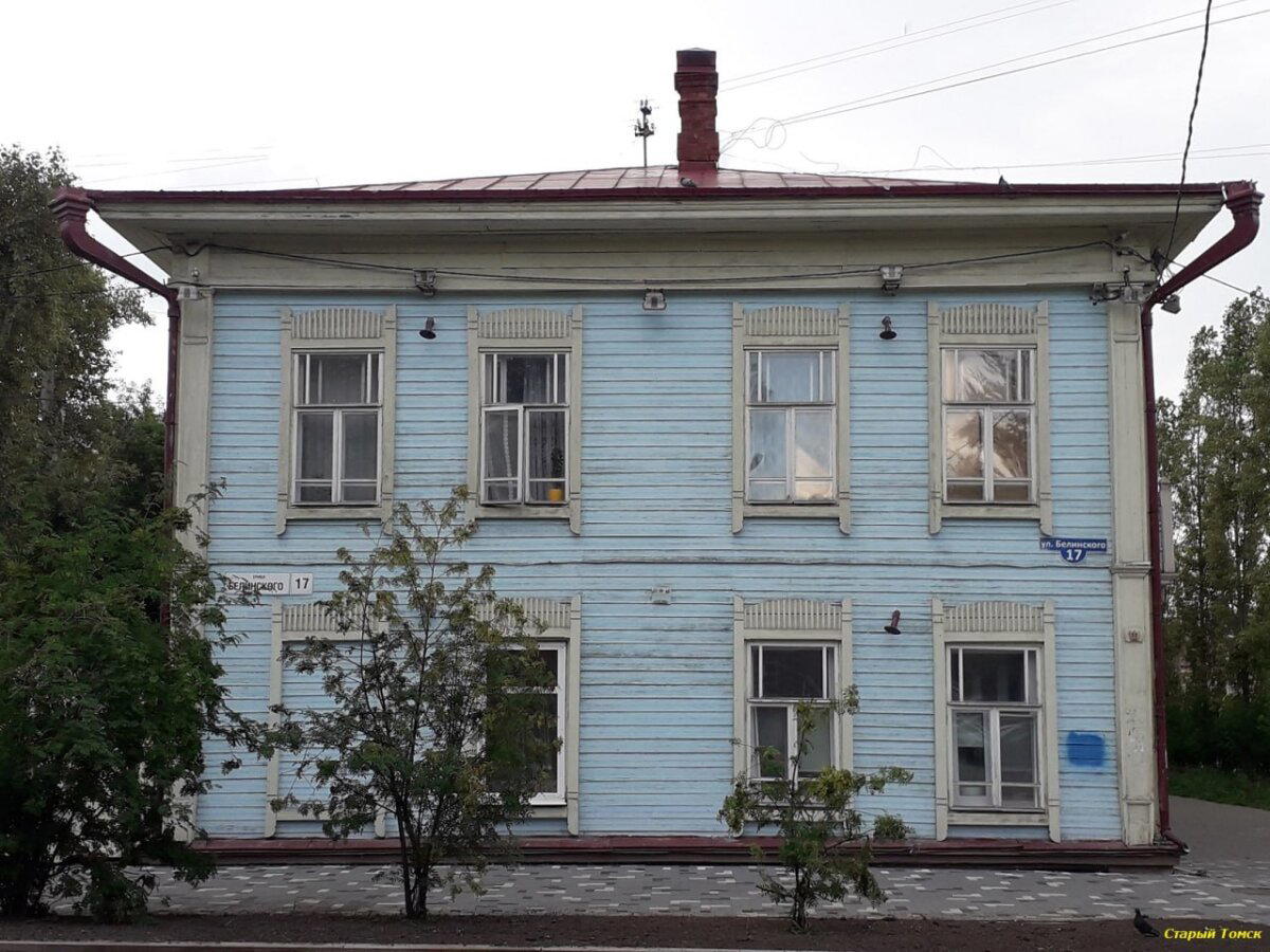 Улица Белинского, 17. Этот двухэтажный деревянный жилой дом был построен в 1906 году. Здание является объектом культурного наследия регионального значения.