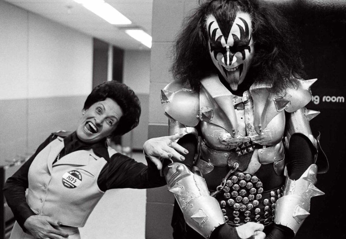 Джин Симмонс из KISS с мамой за кулисами, 1977 год.