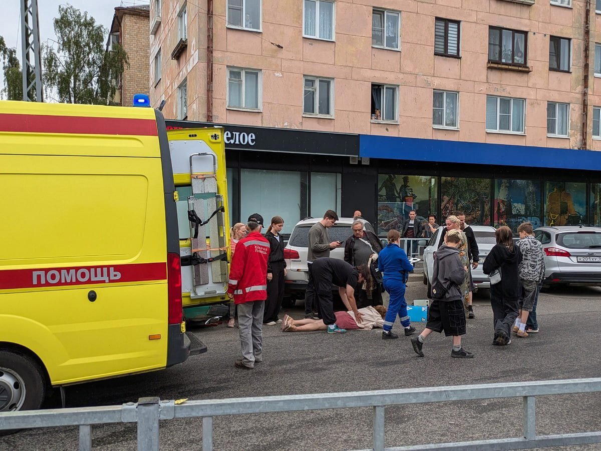 Со спины подкатил