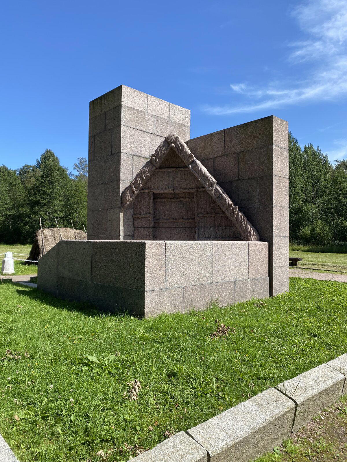 Каменный шалаш. Можно подняться прямо к двери.