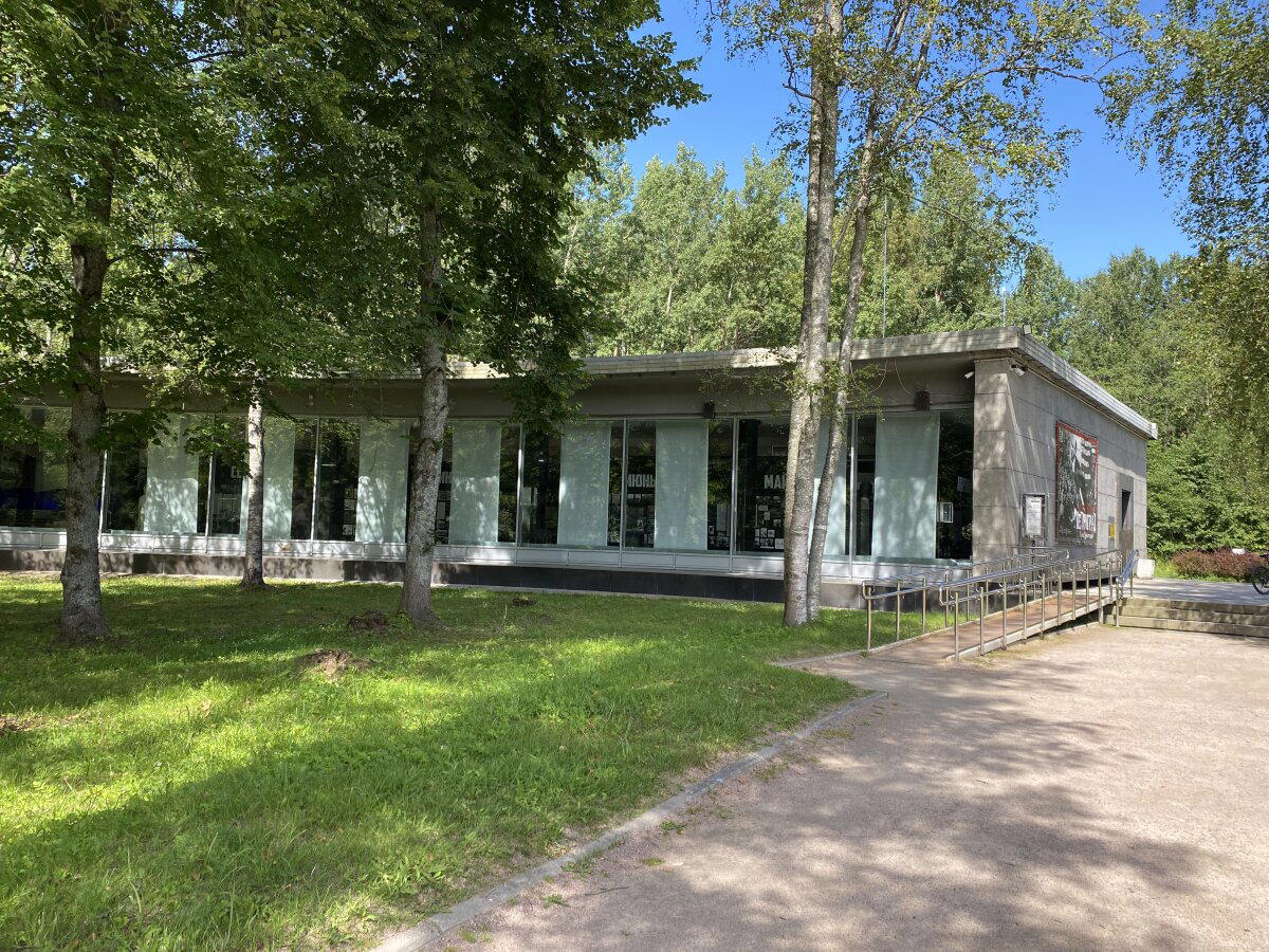 Музей. Экспозиции в музее расставлены по месяцам.