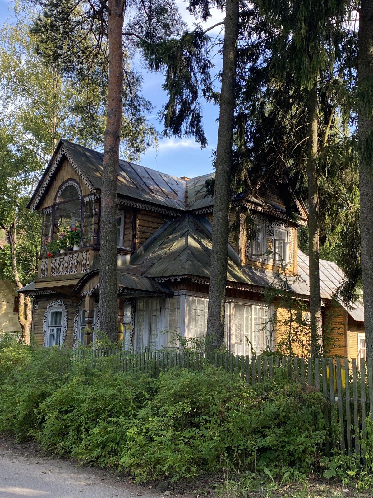Вокруг стоят домики. Старые (красивые) и новые (дорого-богато).