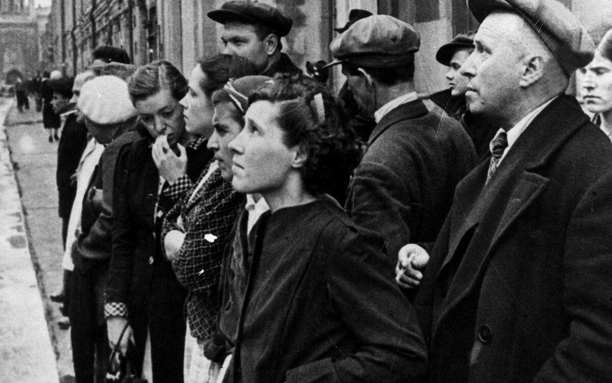 Жители Москвы слушают сообщение о начале Великой Отечественной войны, 22 июня 1941 года