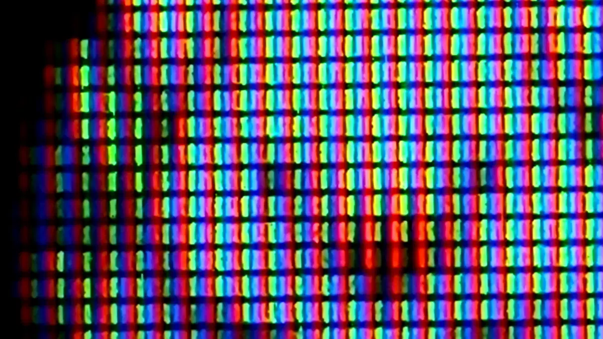 Видно RGB структуру субпикселей (иногда встречается BGR), а если отойти или уменьшить масштаб, то легко разобрать, что изначально было нарисовано.<br>