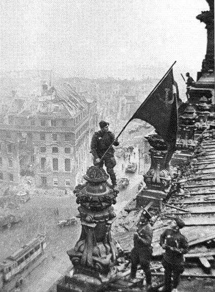Водружение знамени на взятом Рейхстаге для легендарного фотоснимка. 1945 г. Берлин. Германия.