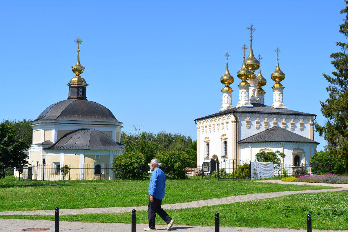 одна из 40+ церквей ( просто дядька колоритный)