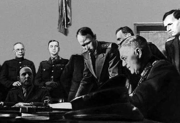Приняв капитуляцию, Советский Союз не подписал мир с Германией, то есть остался с Германией в состоянии войны.
