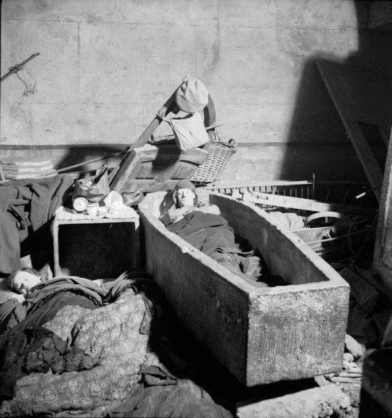 Прячущийся от авиационных ударов в саркофаге житель Лондона, 1940 год.