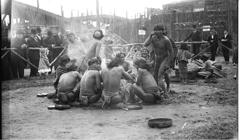 Филиппинское племя бонток в "Человеческом зоопарке". Нью-Йорк, 1905 год.