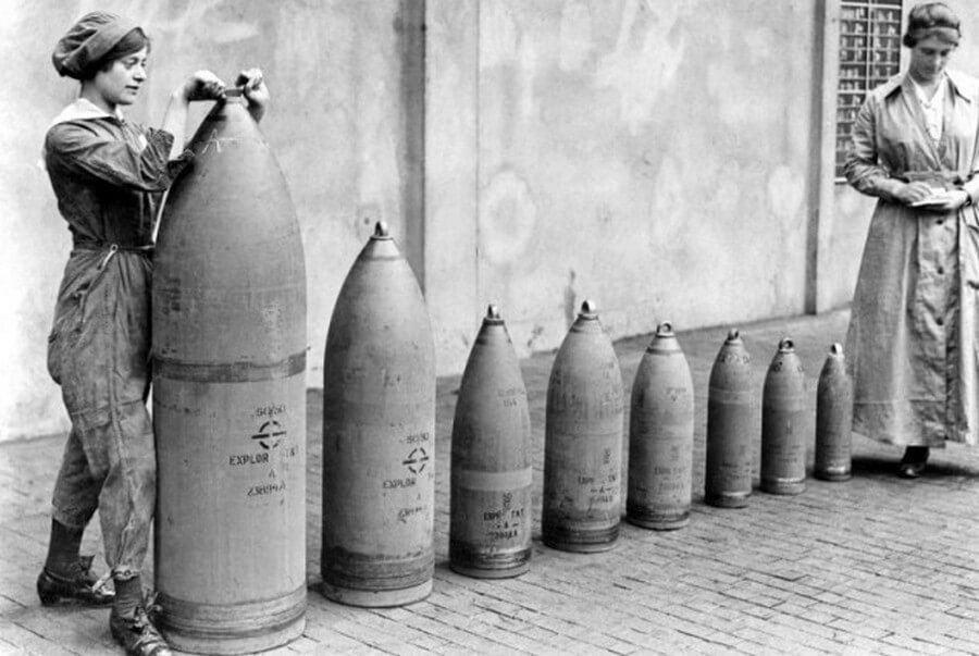 Женщины работают с боеприпасами во время Первой мировой войны, 1917 год