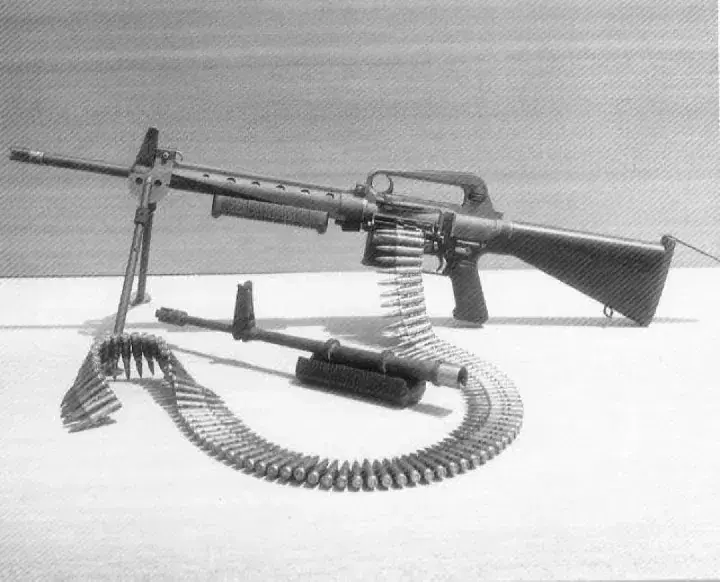 Прототип ручного пулемета с ленточным боепитанием от Artillerie-Inrichtingen на базе AR-10.