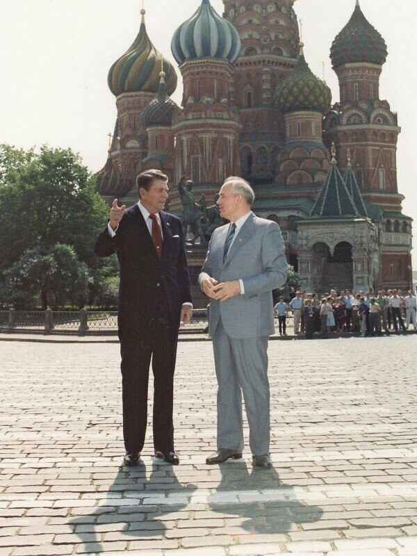 Рональд Рейган и Михаил Горбачев на Красной площади. Москва, 1988 год