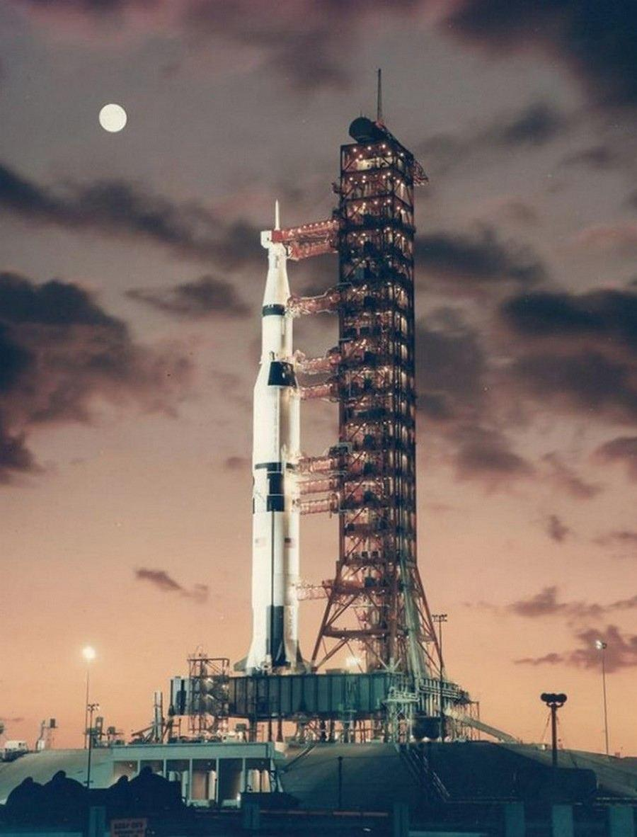 Ракета Saturn V на площадке на рассвете, до первого запуска - 9 ноября 1967 года.
