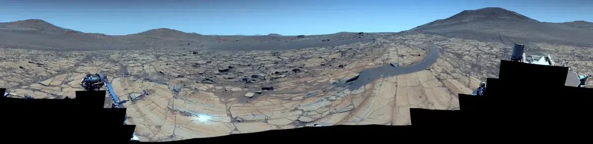 Панорама Марса с улучшенной цветовой палитрой. (Источник: NASA/JPL-Caltech/ASU/MSSS)