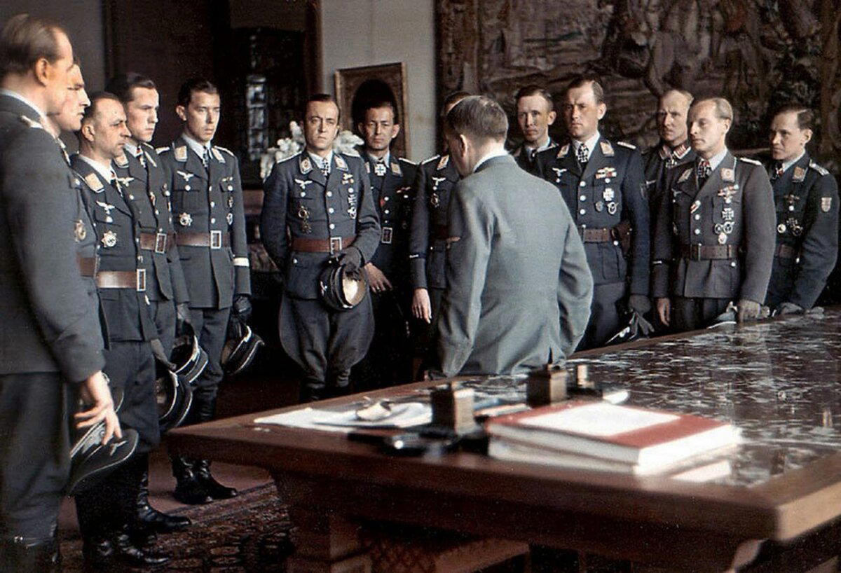 Адольф Гитлер беседует с асами Люфтваффе, Германия, 1944 год.