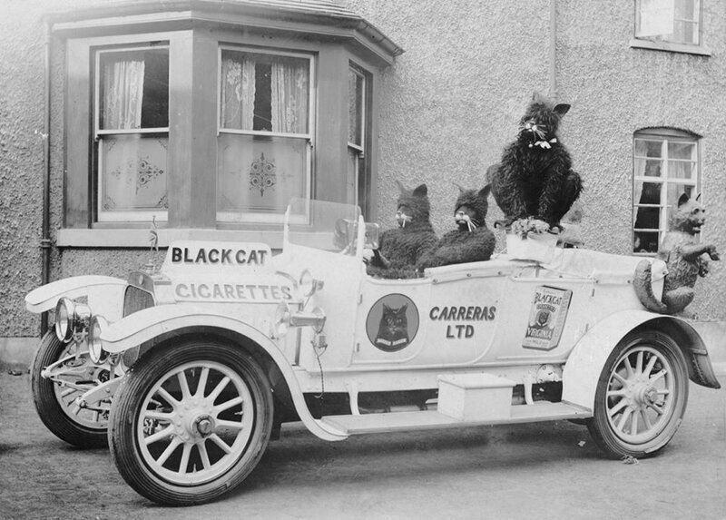 Автомобиль с рекламой сигарет Black Cat (Чёрный кот), 1915 год