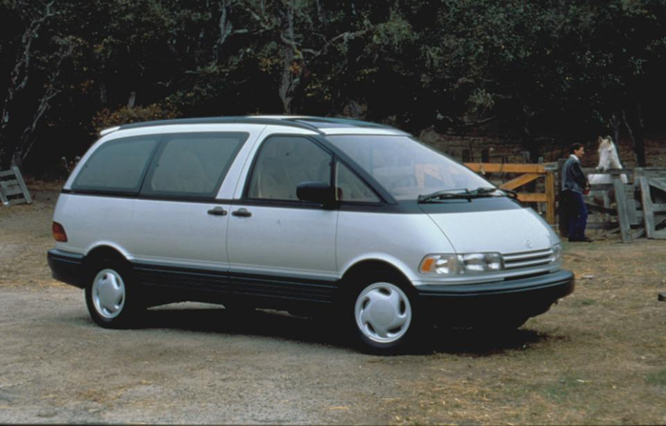 Toyota Previa фото с сайта: https://s.yimg.com/ny/api/res/1.2/YFjCRtF1SvcPzOYv2VdANQ--/YXBwaWQ9aGlnaGxhbmRlcjt3PTk2MDtoPTYxNA--/https://media.zenfs.com/en/autoblog_arena_articles_145/4925786a6efd2d4ed9f0ccebd6c0cb5c