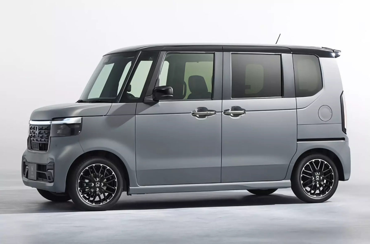 Honda N-BOX фото с сайта: https://motor.ru/thumb/1818x0/filters:quality(75):no_upscale()/imgs/2023/08/04/12/6091919/ee08f9a56540a0def915ddcbcee189451333c9be.jpg