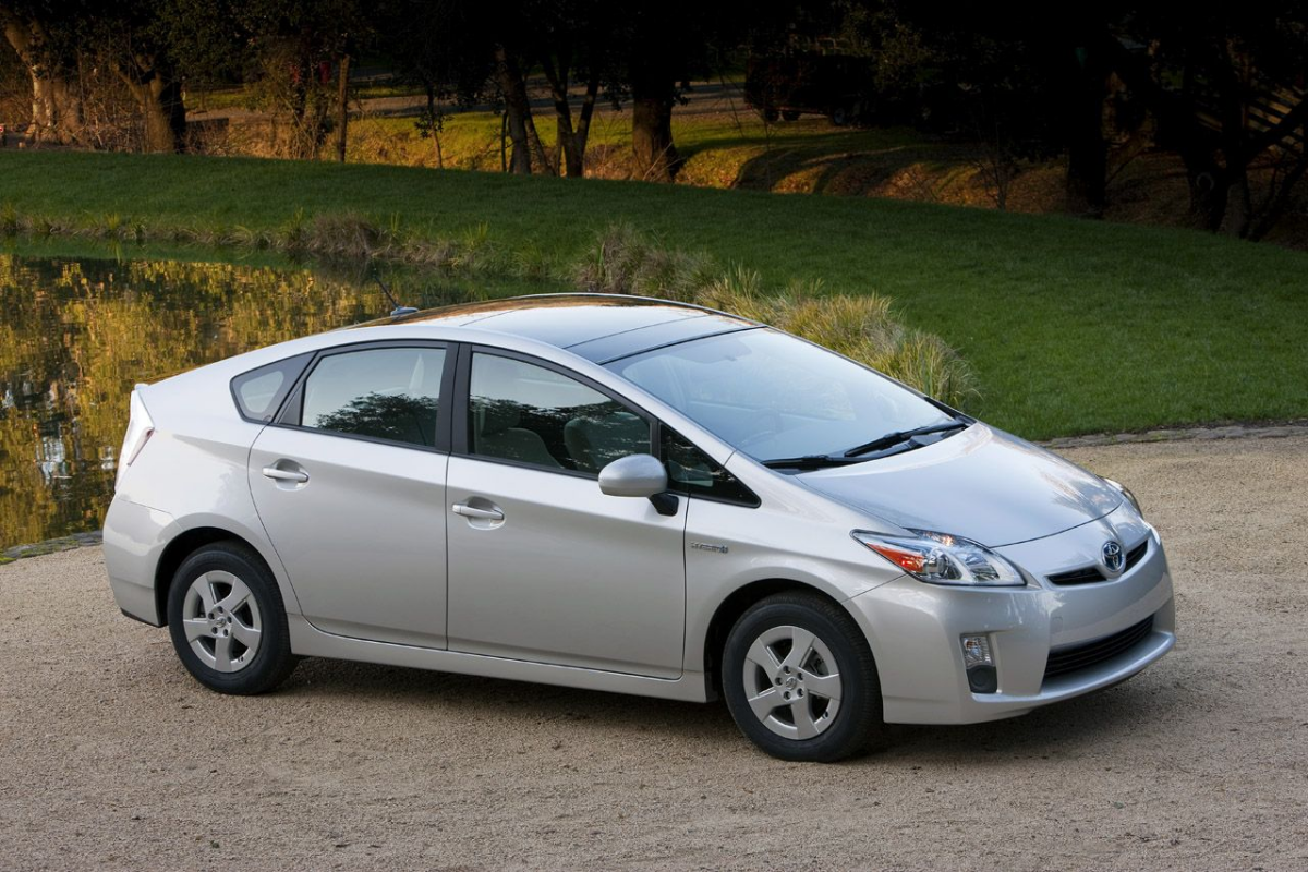 Toyota Prius фото с сайта: https://i.pinimg.com/originals/91/f3/03/91f303890f4e6693b196d856ecc09b6c.jpg