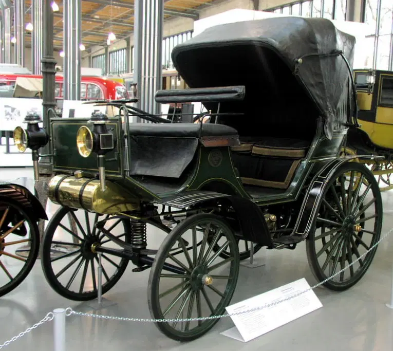 Daimler Riemenwagen (1985) фото с сайта: https://ru.wikipedia.org/wiki/Daimler_Riemenwagen#/media/Файл:MHV_Daimler_Riemenwagen_1895_01.jpg