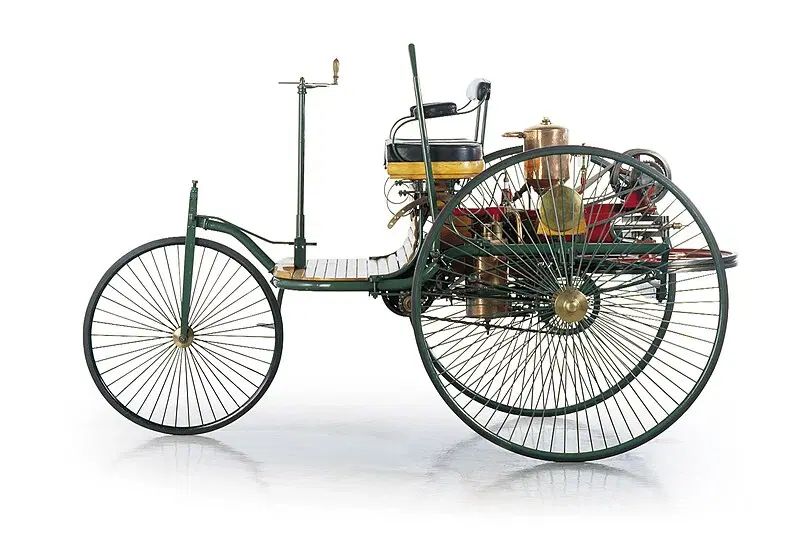 Benz Patent-Motorwagen (реконструкция) фото с сайта: https://ru.wikipedia.org/wiki/Benz_Patent-Motorwagen#/media/Файл:Patent-Motorwagen_Nr.1_Benz_2.jpg