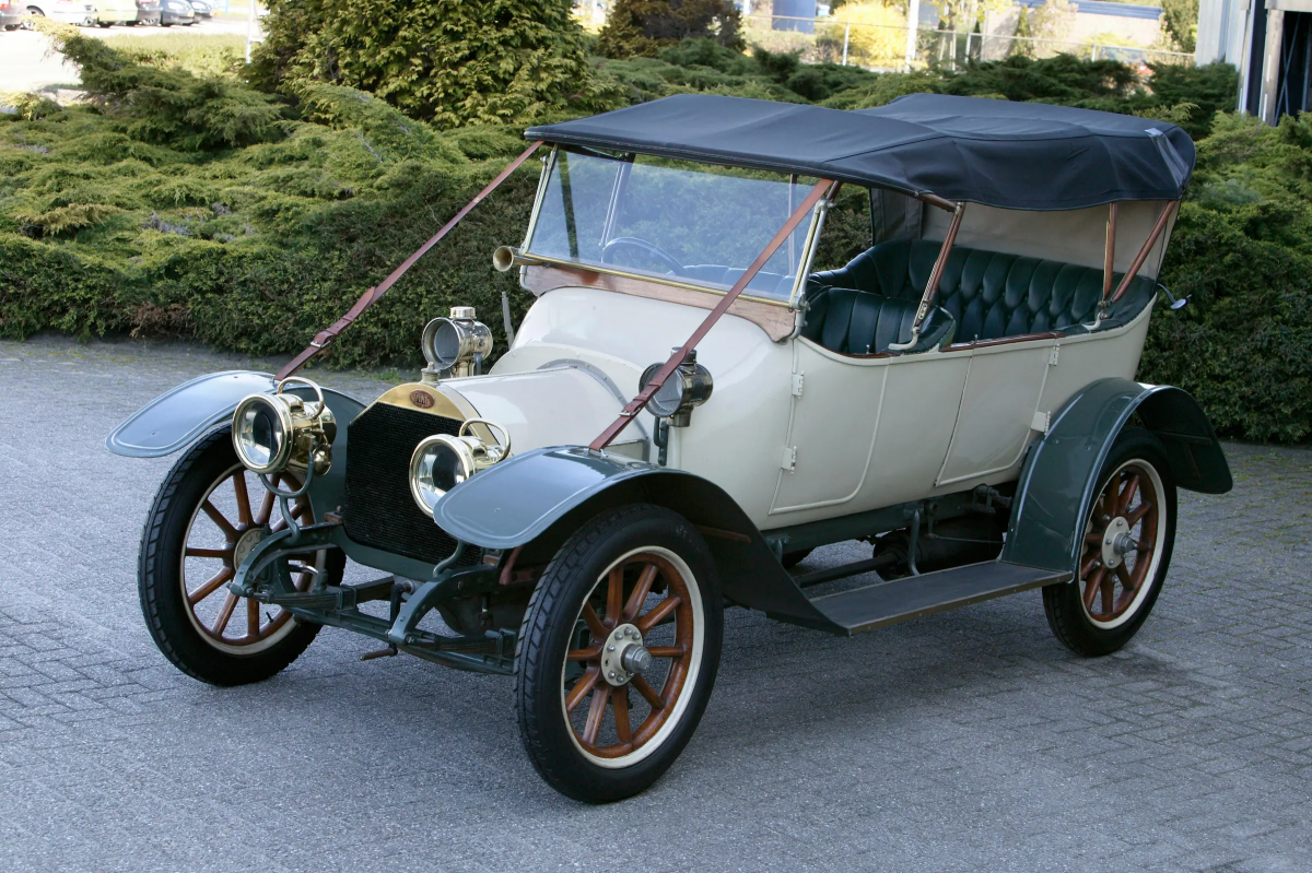 Fiat Tipo Zero 12/15hp Torpedo Tourer Engine (1912). Интересно, что здесь одновременно кузов указан и как Торпедо, для европейского рынка, и как Турер, для британского. Фото с сайта: https://cars.bonhams.com/auction/11238/lot/266/1912-fiat-tipo-zero-1215hp-torpedo-tourer-engine-no-2325a/