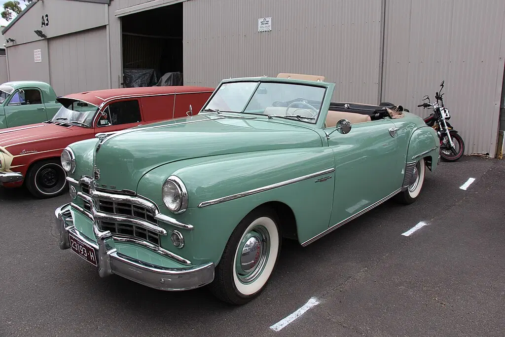 Родстер Dodge Wayfarer Sportabout модели 1949 года. Фото с сайта: https://upload.wikimedia.org/wikipedia/commons/thumb/c/ca/1949_Dodge_Wayfarer_Roadster%2C_front_left.jpg/540px-1949_Dodge_Wayfarer_Roadster%2C_front_left.jpg