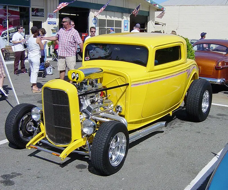 Ford 1932: Хот-род. Фото с сайта: https://ru.wikipedia.org/wiki/Хот-род#/media/Файл:ThreeWindowCoupeHotrod6791.jpg