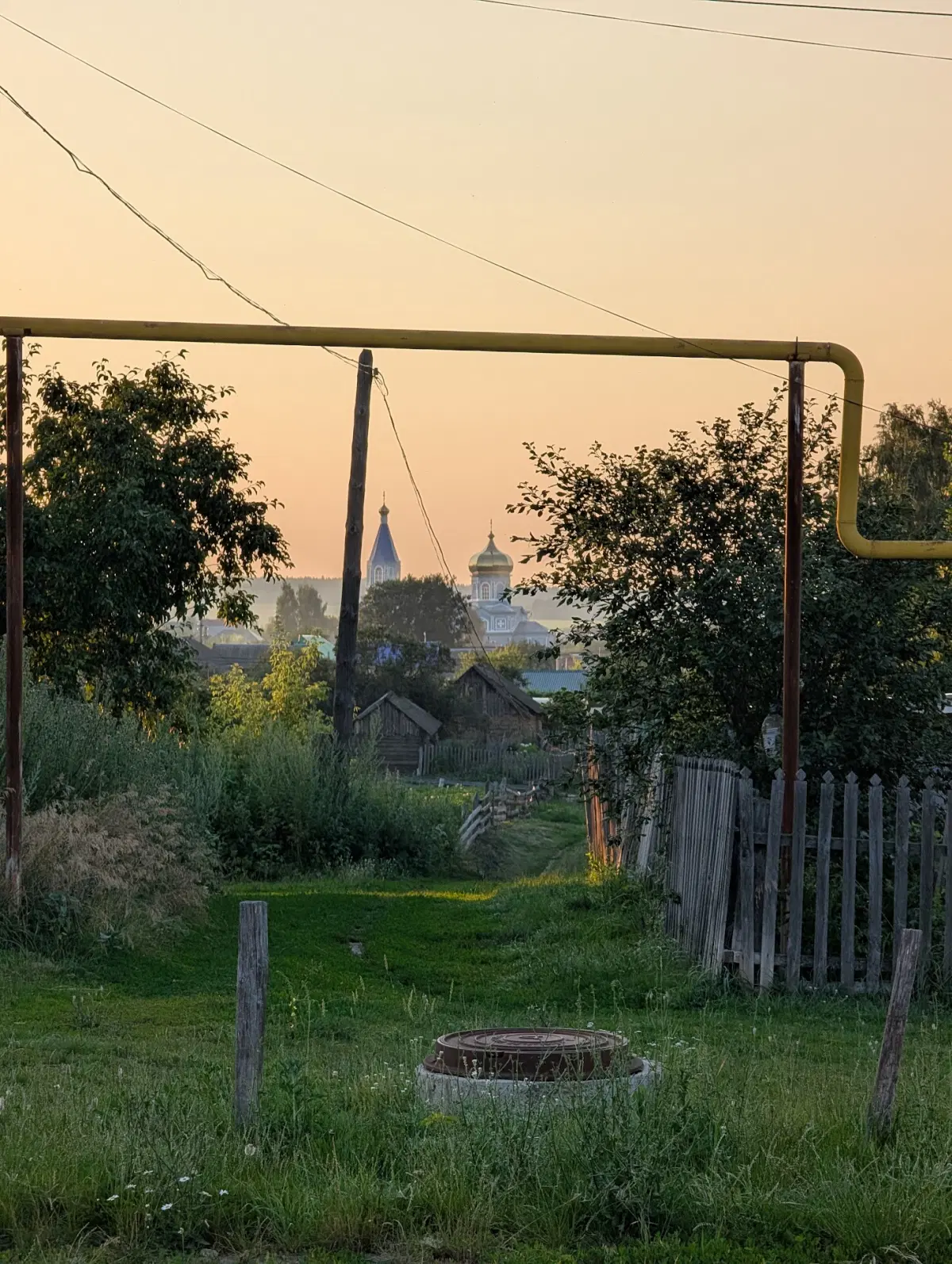 На фоне Казанский храм (село Кивать)