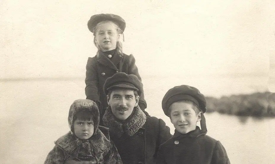 Корней Чуковский с детьми. 1910-е годы