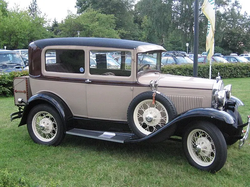 Ford A Tudor Sedan (1930) — изначальный тип двухдверного седана. Фото с сайта: https://ru.wikipedia.org/wiki/Двухдверный_седан#/media/Файл:Ford_A_Tudor_Sedan,_1930.jpg