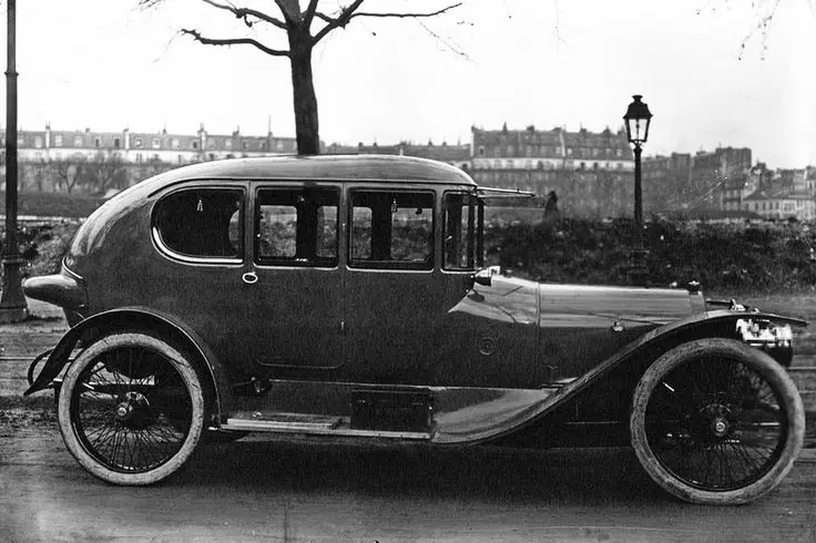 Gregoire 15/22cv "Sous-marin" berline par Alin-et-Liautard (1911). Обратите внимание, что кузов здесь назван не седан, а "berline", как было принято называть такие кузова во Франции в те годы. Фото с сайта: https://i.pinimg.com/736x/ad/8d/5a/ad8d5a196f53eae78a1a4f9c2535462a.jpg
